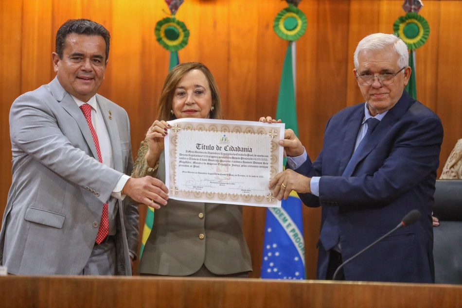 Ministra recebendo título de Cidadã Honorária do Piauí.