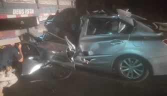 Homem morre após colidir carro em caminhão