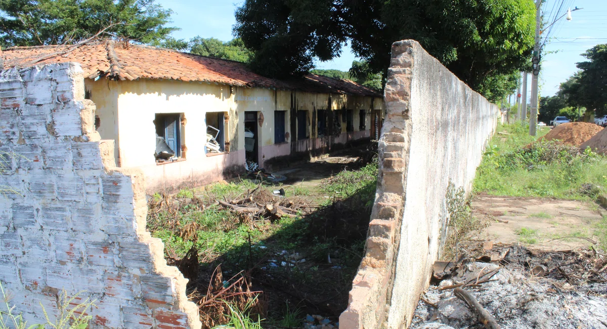 Unidade Escolar Gayoso e Almendra abandonada, no bairro Aeroporto
