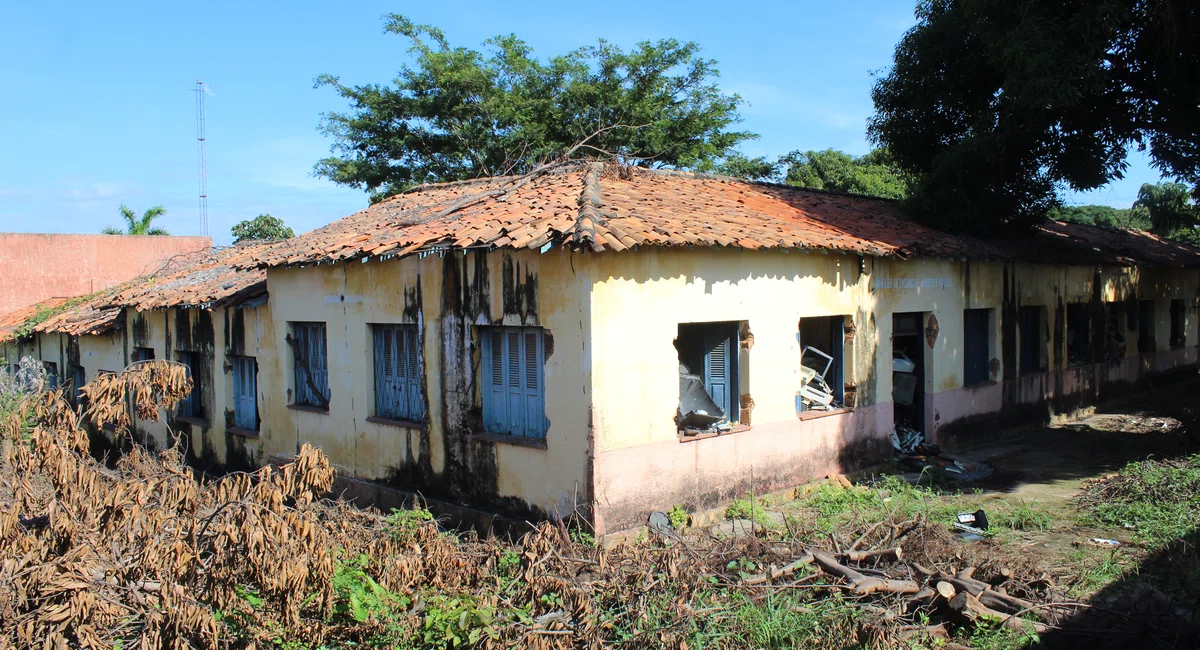 Unidade Escolar Gayoso e Almendra abandonada, no bairro Aeroporto