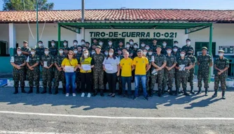 Jovens e palestrantes no Comando Geral do Tiro de Guerra.