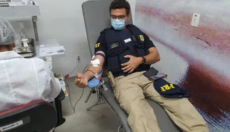 Policial da PRF doando sangue