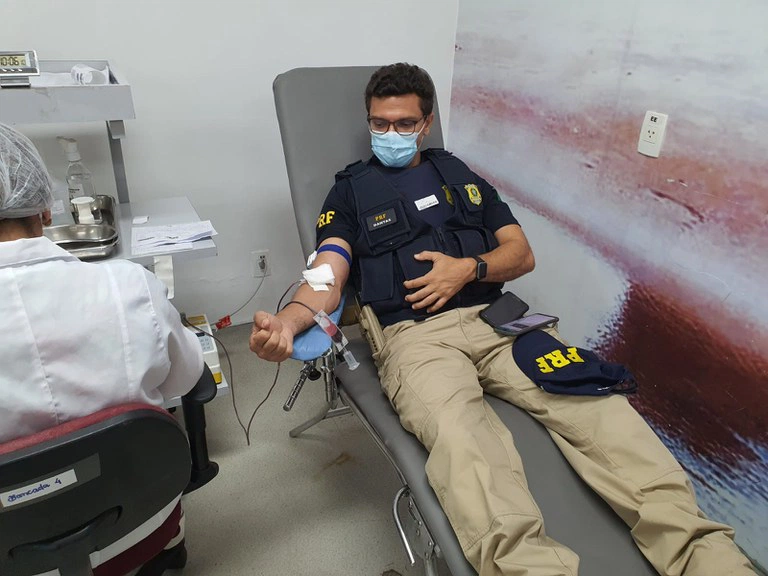 Policial da PRF doando sangue