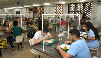 Alunos fazendo refeição no Restaurante Universitário.