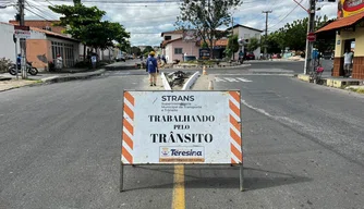 Strans realiza obras e serviços de sinalização na rotatória da rua Picos em Teresina