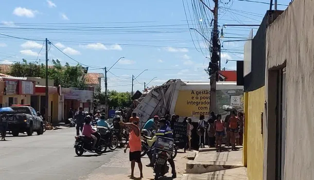 Adolescente é atropelado por caminhão de coleta de lixo