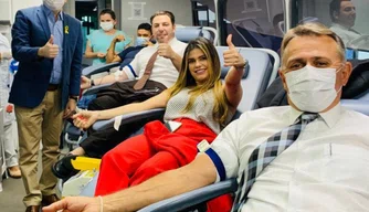 Vereadores doando sangue em ação do Hemopi na CMT.