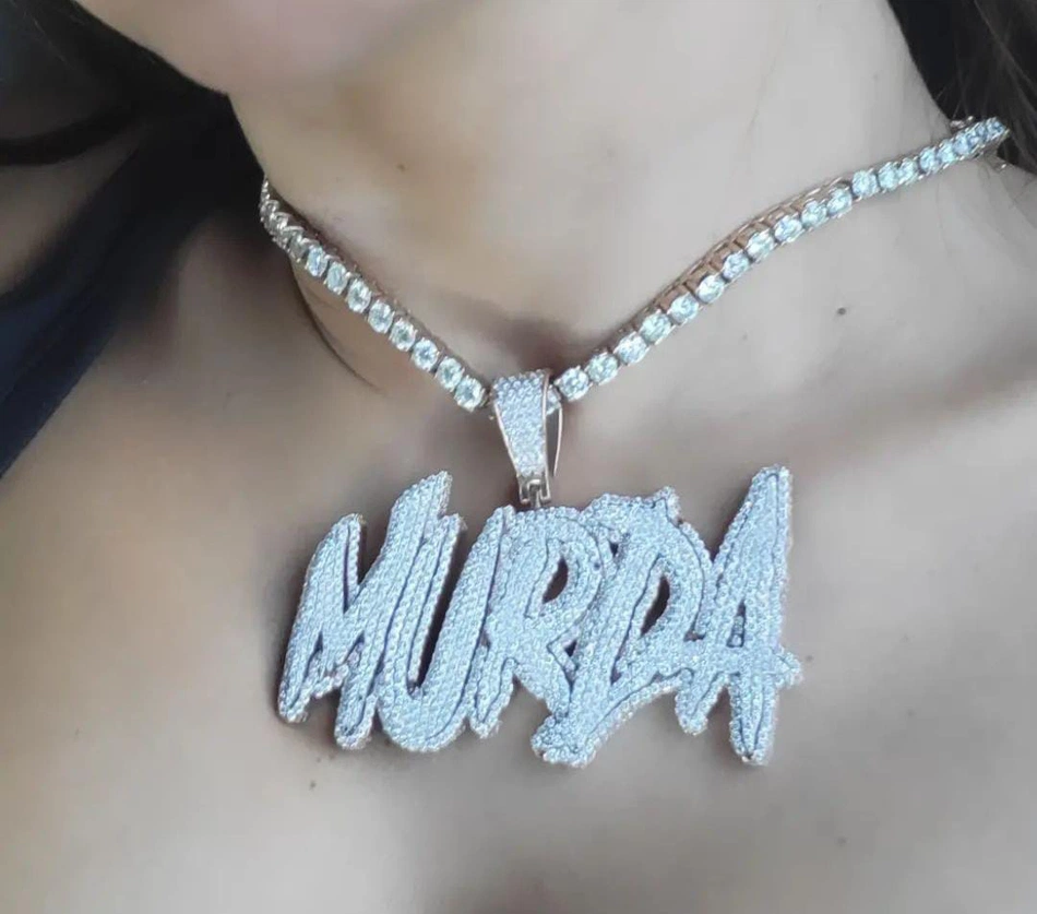 Anitta usa colar com o nome do namorado Murda Beatz.