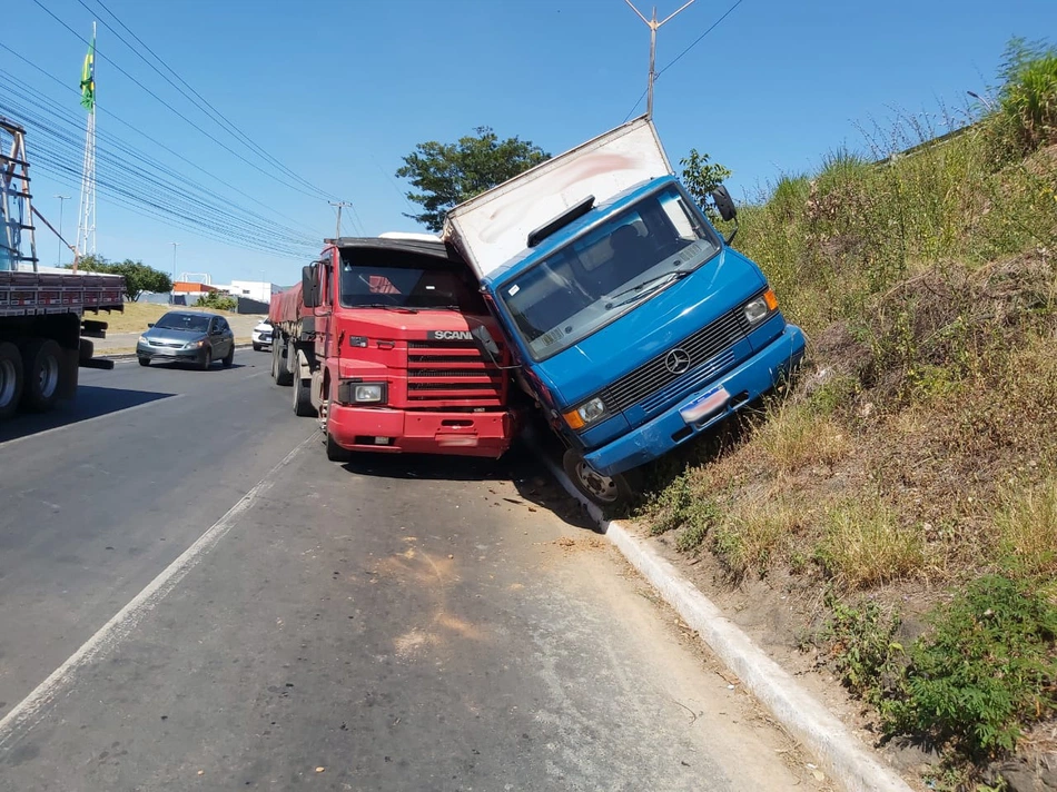Caminhão colide contra caminhão e carro em Teresina.