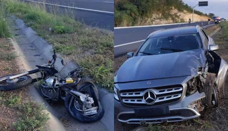 Acidente fatal envolvendo automóvel e motocicleta.
