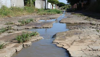 Esgoto a céu aberto dificulta a locomoção de moradores