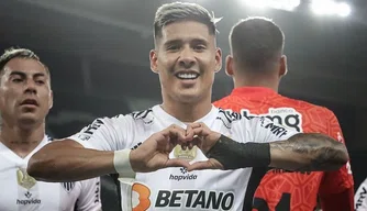 Atlético-MG vence Botafogo e assume liderança no Brasileirão