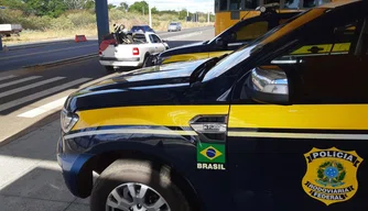 Carro apreendido pela PRF em Valença do Piauí.