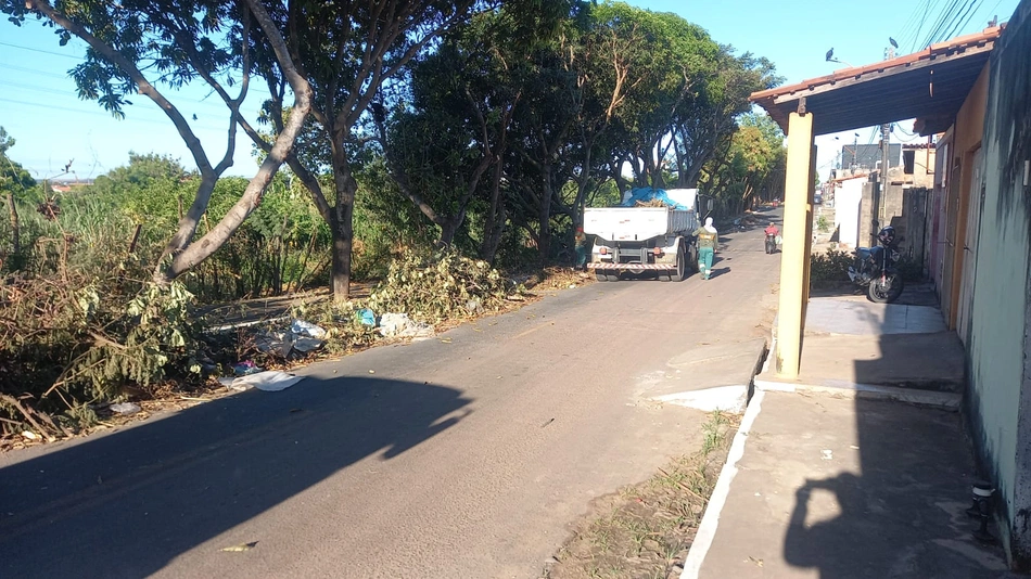 Equipe do CTA recolhendo lixo nas ruas da zona Leste de Teresina
