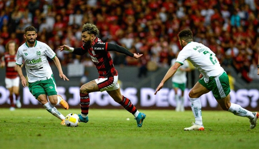 Flamengo vence Juventude e se aproxima do G6