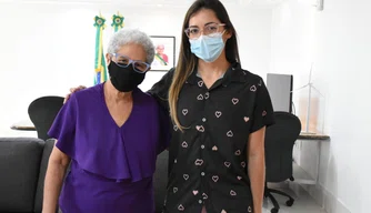 Governadora Regina Sousa e a atleta Mikaely Araújo.