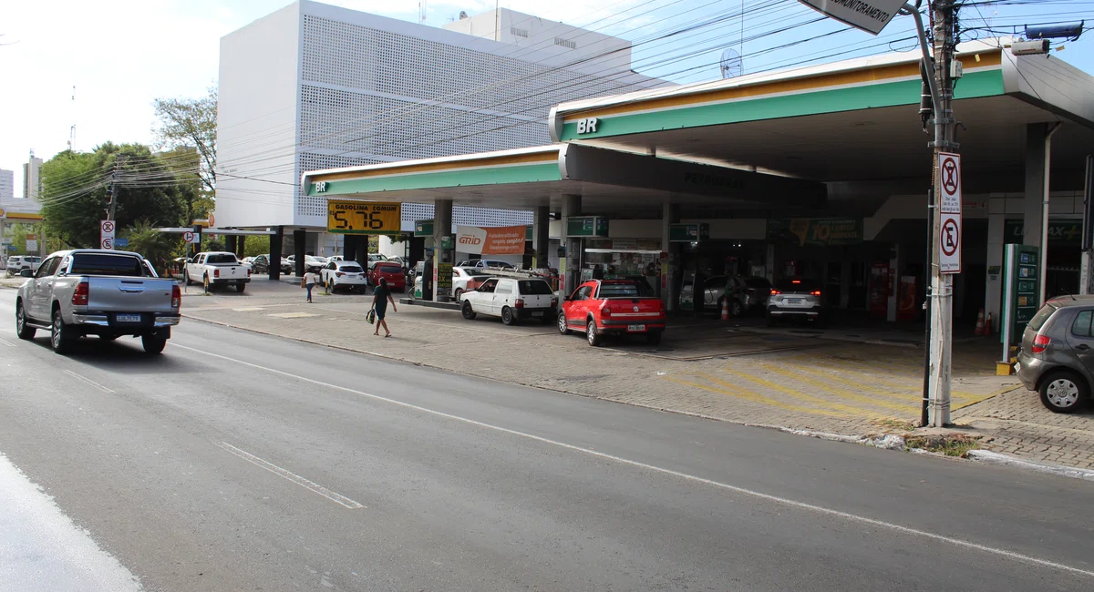 Posto de combustível na Avenida Frei Serafim.