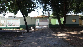 Centro de Educação continua abandonado no bairro Dirceu I
