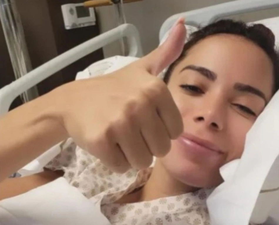 Anitta recebe alta de cirurgia