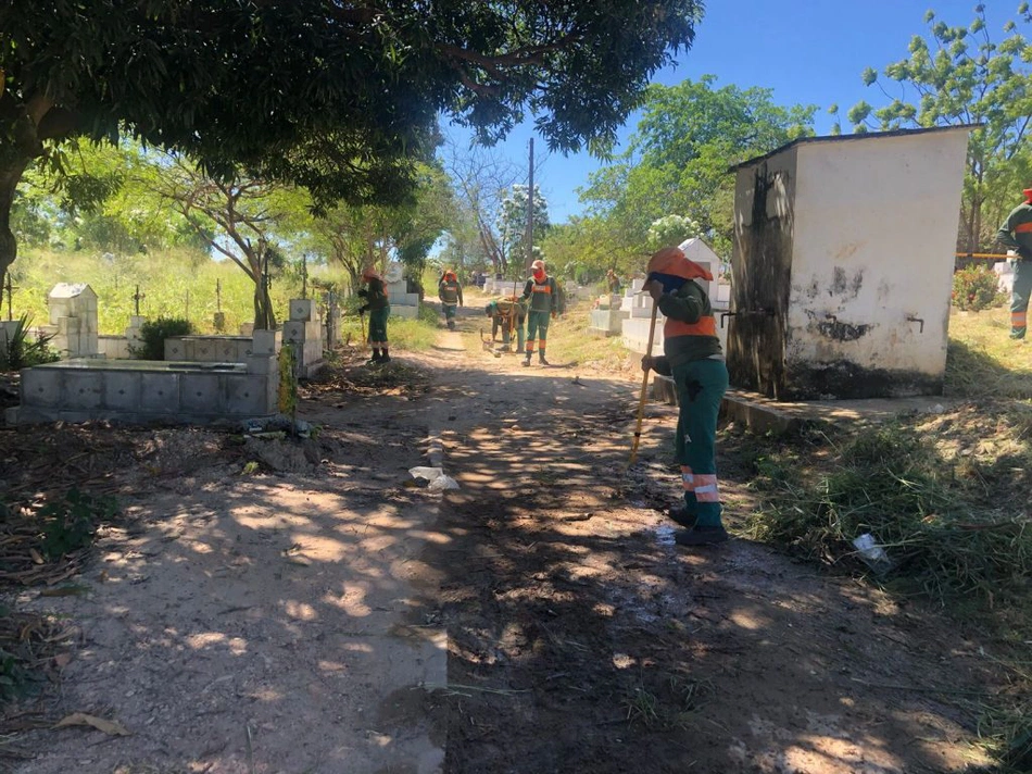 Ação de limpeza nos cemitérios da zona Norte de Teresina.