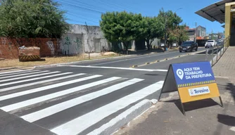 Obra de revitalização nas faixas de pedestre na Av. Miguel Rosa.