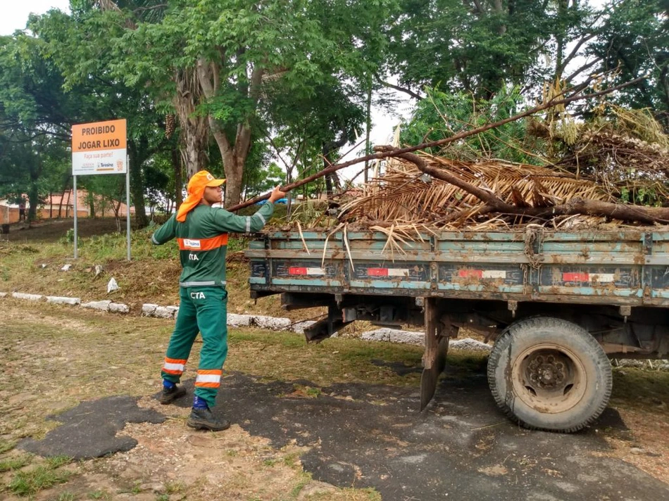 Equipe de limpeza da Prefeitura de Teresina.