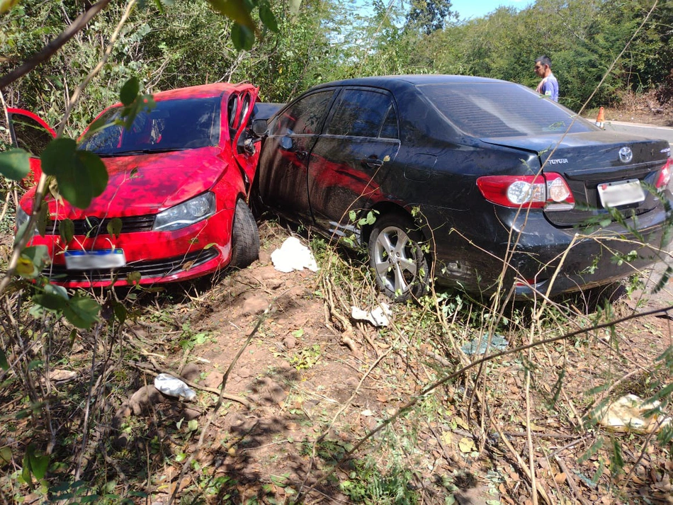 Colisão entre dois carros na cidade Buriti dos Lopes.