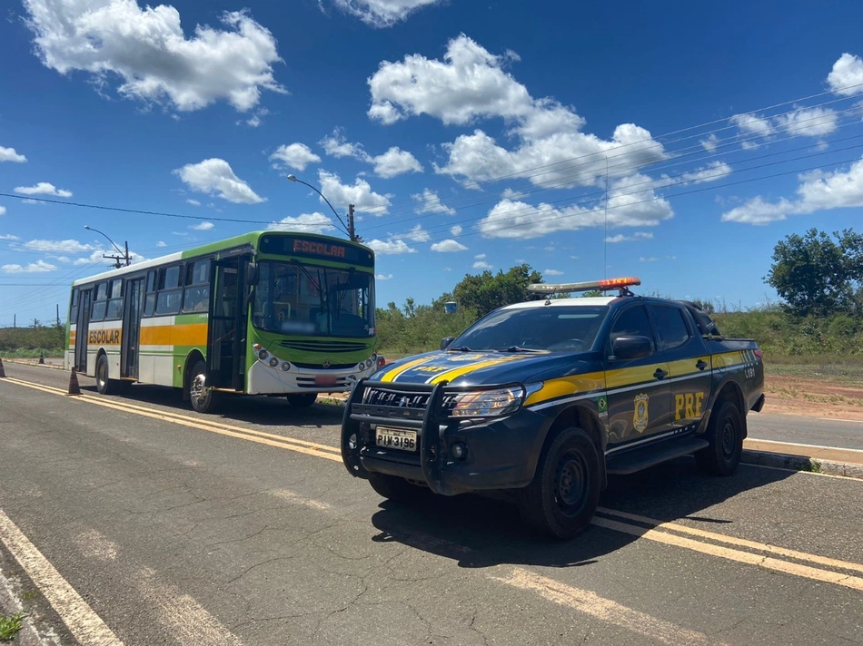 Ônibus sem licenciamento.