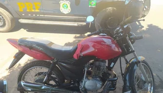 Motocicleta recuperada na cidade de Santo Antônio de Lisboa.