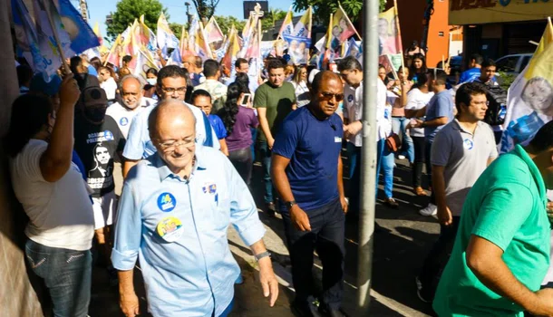 Sílvio Mendes inicia campanha com caminhada no Dirceu em Teresina