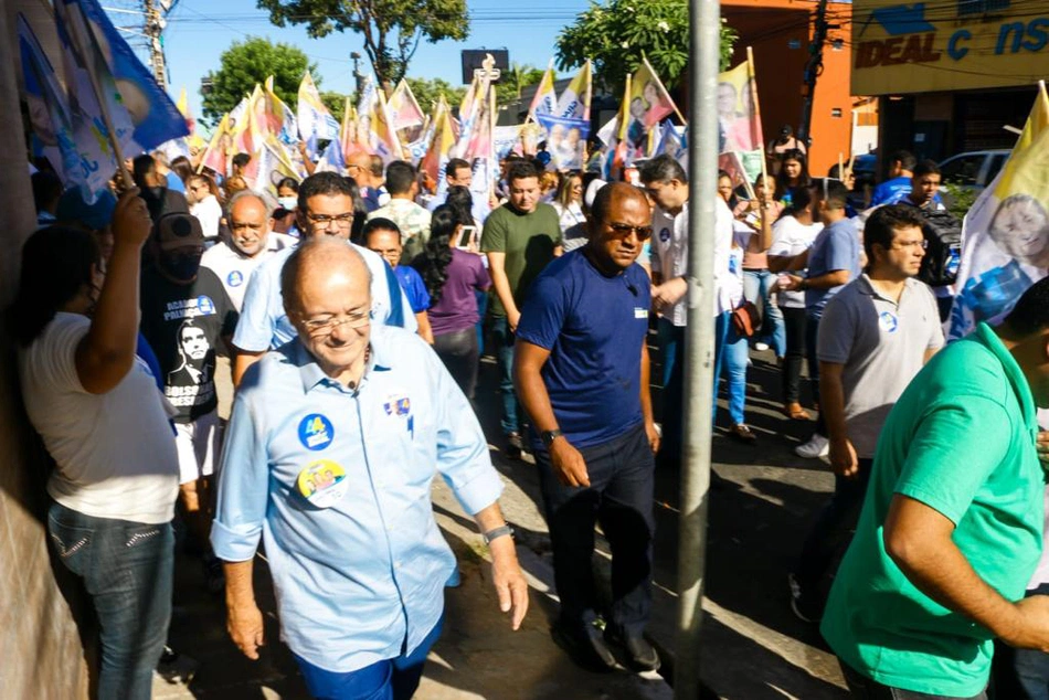 Sílvio Mendes inicia campanha com caminhada no Dirceu em Teresina