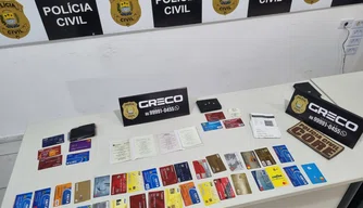 Cartões de crédito apreendidos durante prisão de suspeitos de furto qualificado