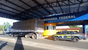 Caminhão com madeira ilegal é apreendido em Piripiri.