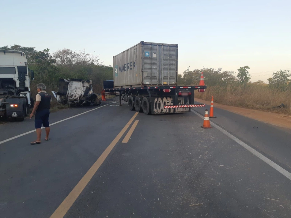 Acidente entre dois caminhões no município de Altos.