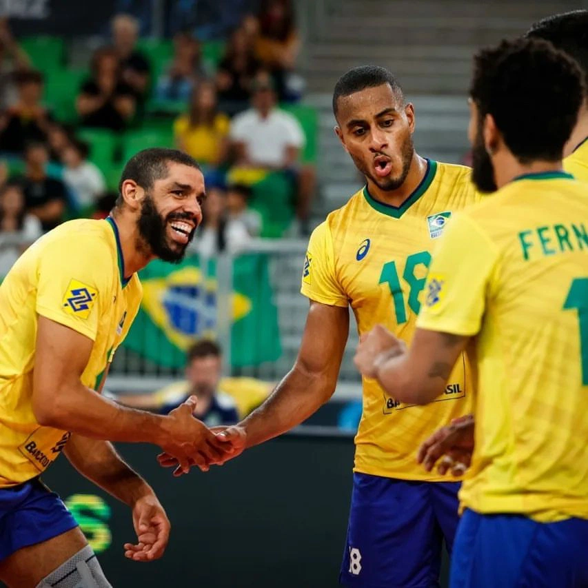 Jogadores da seleção brasileira em partida contra Japão.