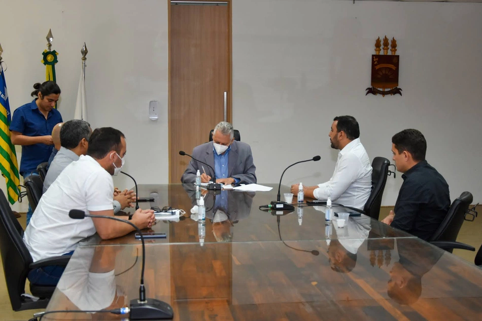 Reunião entre o reitor da UFPI Gildésio Guedes e o presidente da Eturb, João Duarte.