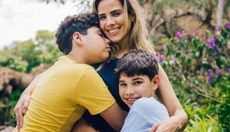 Wanessa com seus filhos José Marcus e João Francisco em Orlando, na Flórida.