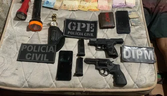 Armas de fogo e dinheiro apreendidos durante mandado de busca e apreensão.