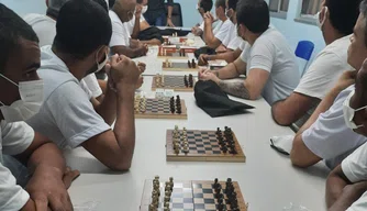 Projeto Atuar para Ressocializar ensina xadrez para detentos.