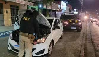 Veículo roubado em Brasília é recuperado na BR 343 em Teresina.