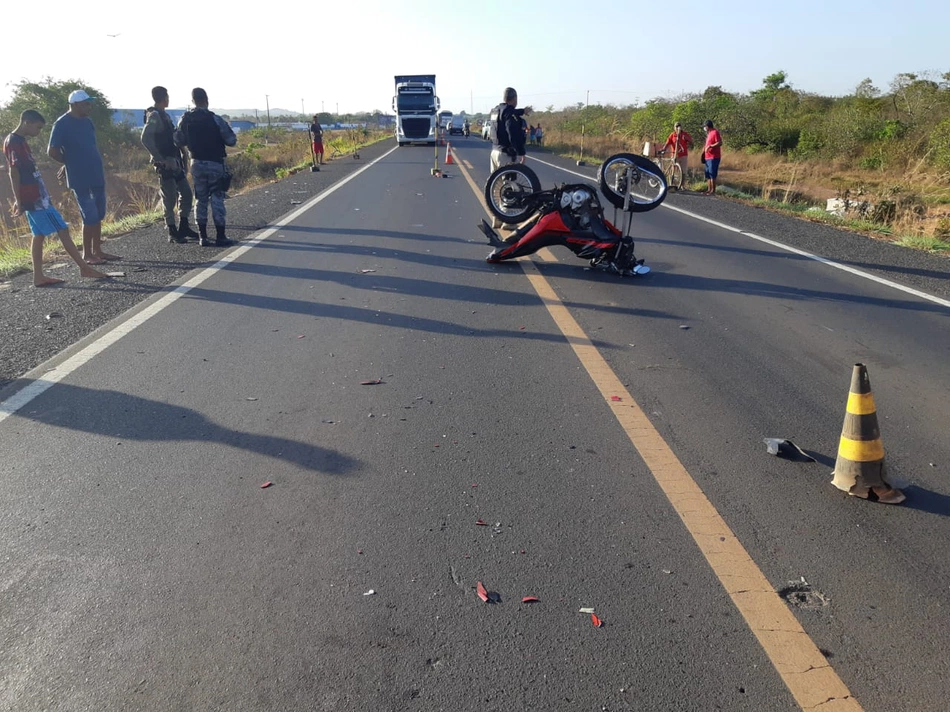 Motociclista morre após colidir com carro em Demerval Lobão.