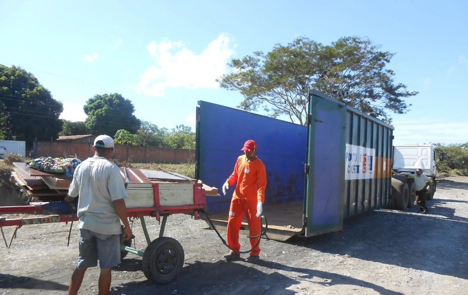 Prefeitura de Teresina orienta carroceiros sobre o despejo correto de resíduos nos PRRs.