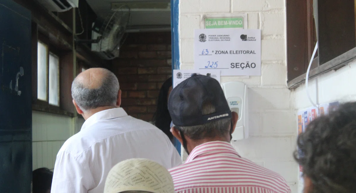 Eleitores no CETI Professor José Amável, localizado no Bairro São Cristovão.