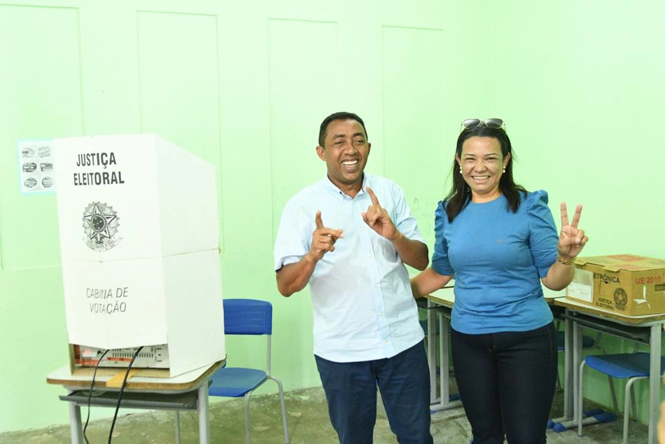 Joel Rodrigues vota em escola municipal de Floriano.