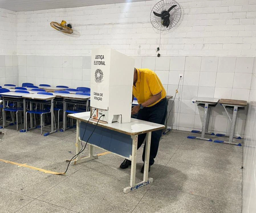 Prefeito de Teresina, Dr. Pessoa, vota em escola municipal no Lourival Parente.
