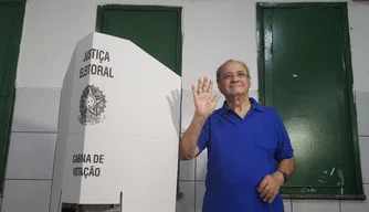 Sílvio Mendes vota em escola municipal na zona Leste.