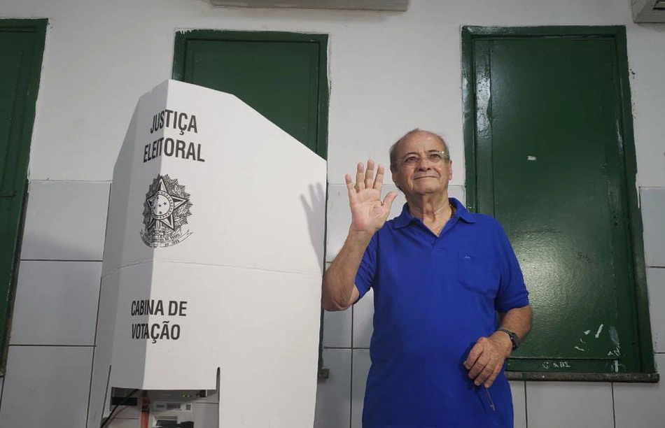Sílvio Mendes vota em escola municipal na zona Leste.