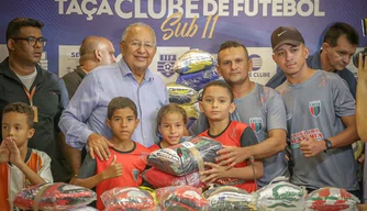 Dr. Pessoa entrega kits esportivos