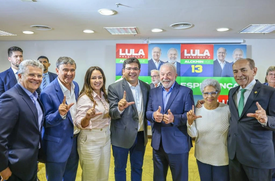 Rafael Fonteles durante reunião com candidato Lula e Geraldo Alckmin.