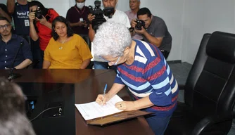 Governadora Regina Sousa assina promoção de professores